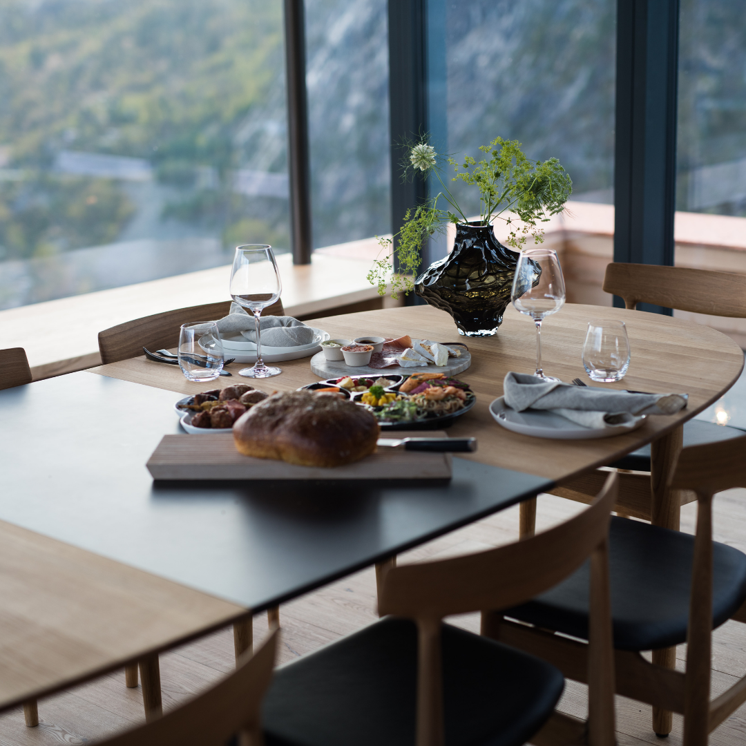 Øya Dining Table